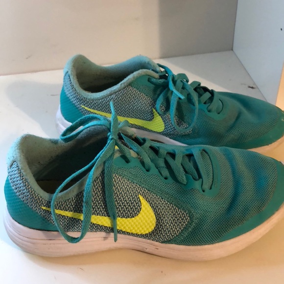 Nike Shoes - Nike Revolution 3 shoes